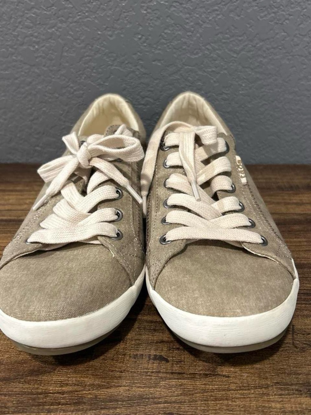 Taos Footwear Women's Taupe Canvas Lace-Up Sneakers